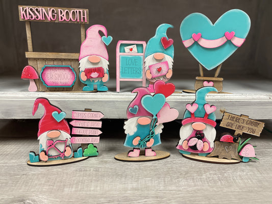 Mini standing Valentine’s gnomes