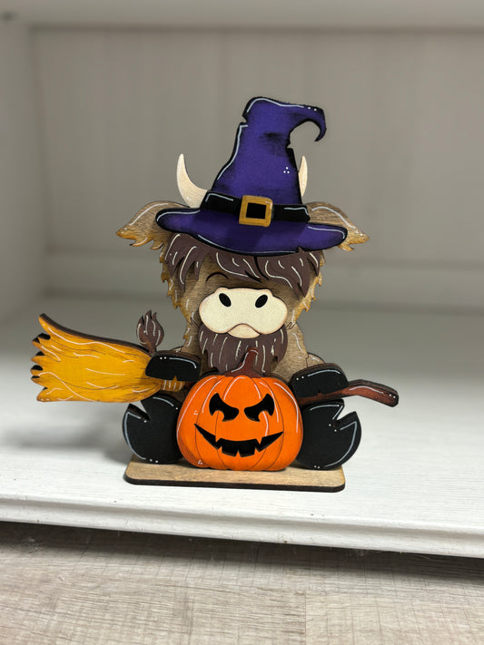 Mini standing highland cow- witch / Halloween