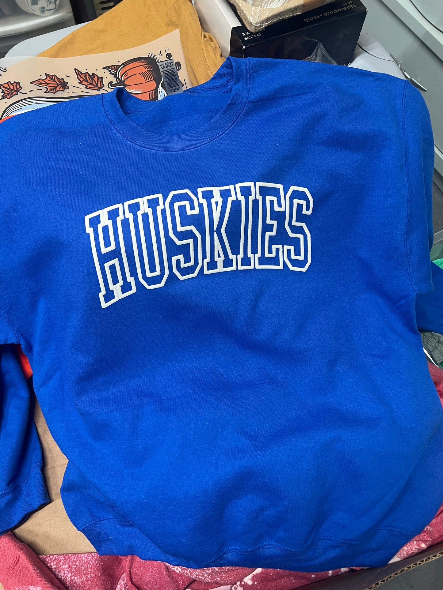 Huskies puff print crew